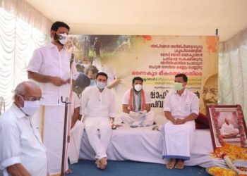 ശബരി ആശ്രമത്തിന് മുന്നിൽ ഷാഫി പറമ്പിൽ ഉപവാസ സമരം നടത്തി