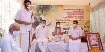 ശബരി ആശ്രമത്തിന് മുന്നിൽ ഷാഫി പറമ്പിൽ ഉപവാസ സമരം നടത്തി