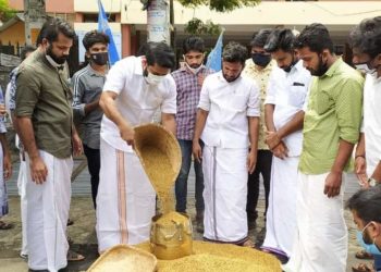 കെ എസ് യു നെല്ല് അളന്ന് പ്രതിഷേധിച്ചു.