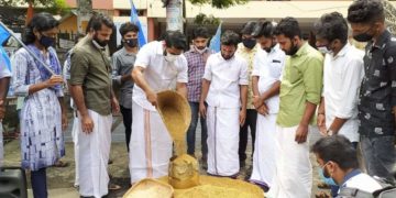 കെ എസ് യു നെല്ല് അളന്ന് പ്രതിഷേധിച്ചു.