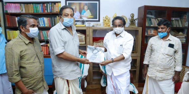 മന്ത്രി എ. കെ ബാലൻ അന്തരിച്ച കവി അക്കിത്തത്തിന്റെ വസതി സന്ദർശിച്ചു