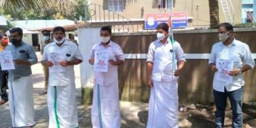 നെന്മാറ പോലീസ് സ്റ്റേഷനു മുമ്പിൽ നീതി ചത്തുരം നടത്തി.