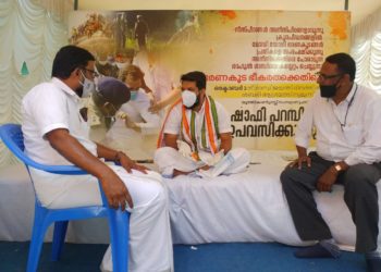 ഉപവസിക്കുന്ന ഷാഫി പറമ്പിലിനെ വെൽഫെയർ പാർട്ടി  നേതാക്കൾ സന്ദർശിച്ചു