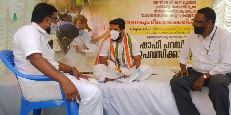 ഉപവസിക്കുന്ന ഷാഫി പറമ്പിലിനെ വെൽഫെയർ പാർട്ടി  നേതാക്കൾ സന്ദർശിച്ചു