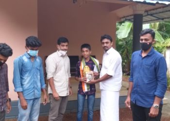 ഗാന്ധി ക്വിസ് വിജയികളെ വീട്ടിൽ ചെന്ന്ആദരിച്ചു