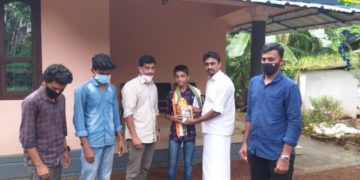 ഗാന്ധി ക്വിസ് വിജയികളെ വീട്ടിൽ ചെന്ന്ആദരിച്ചു