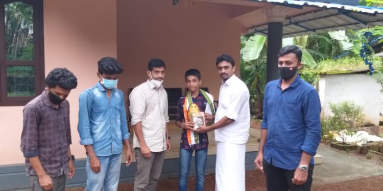 ഗാന്ധി ക്വിസ് വിജയികളെ വീട്ടിൽ ചെന്ന്ആദരിച്ചു
