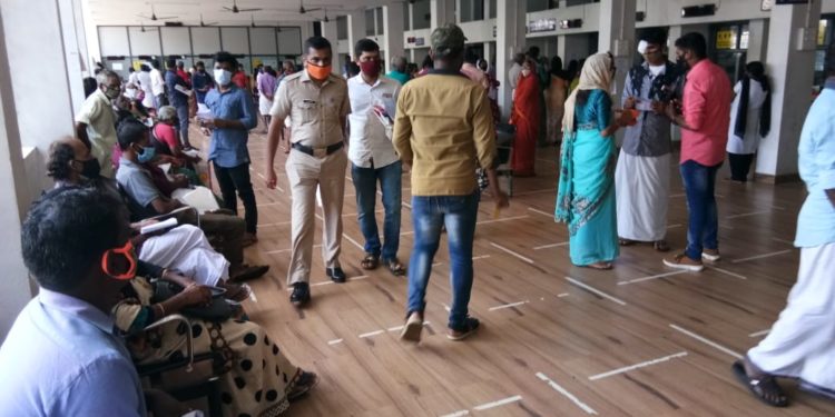 ജില്ലാ ആശുപത്രിയിലെ ഒ പി യില്‍ വന്‍തിരക്ക്