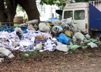 നഗരസഭ വളപ്പില്‍ മാലിന്യകൂമ്പാരം