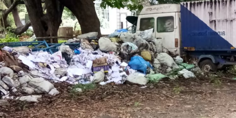 നഗരസഭ വളപ്പില്‍ മാലിന്യകൂമ്പാരം