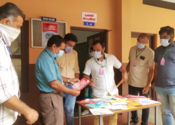 ആരോഗ്യപ്രവർത്തകർക്ക് ആദരമായികുട്ടികളുടെ ആശംസാ കാർഡുകൾ