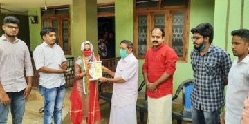 നീറ്റ് വിജയി എ.ലുലുവിനെ മുന്‍മന്ത്രി വി.സി.കബീര്‍ മാസ്റ്റര്‍ അനുമോദിച്ചു