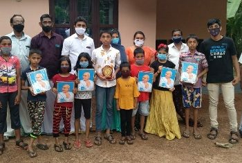 ക്വിസ് വിജയികളെ അനുമോദിച്ചു, ഗാന്ധി ചിത്രം വിതരണം ചെയ്തു.