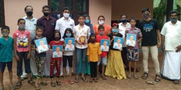 ക്വിസ് വിജയികളെ അനുമോദിച്ചു, ഗാന്ധി ചിത്രം വിതരണം ചെയ്തു.