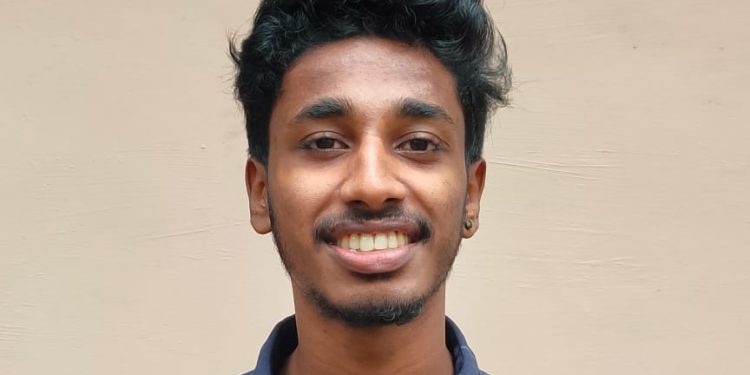 ലക്കിടി നെഹ്റു കോളേജിലെ അഭിജിത്തിന്റ പെൻസിൽമുനയിൽ വിരിയും പേരുകൾ