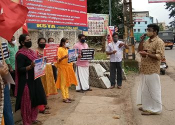 കെ എസ് ടി എ മോയന്‍സ് സ്‌കൂളിനു മുന്നില്‍ ധര്‍ണ നടത്തി