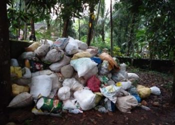 കരിമ്പ  ജ​ന​കീ​യ ഹോ​ട്ട​ലി​നു​മു​ന്നി​ൽ ലോ​ഡു​ക​ണ​ക്കി​ന് മാ​ലി​ന്യം