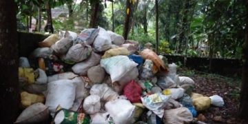 കരിമ്പ  ജ​ന​കീ​യ ഹോ​ട്ട​ലി​നു​മു​ന്നി​ൽ ലോ​ഡു​ക​ണ​ക്കി​ന് മാ​ലി​ന്യം