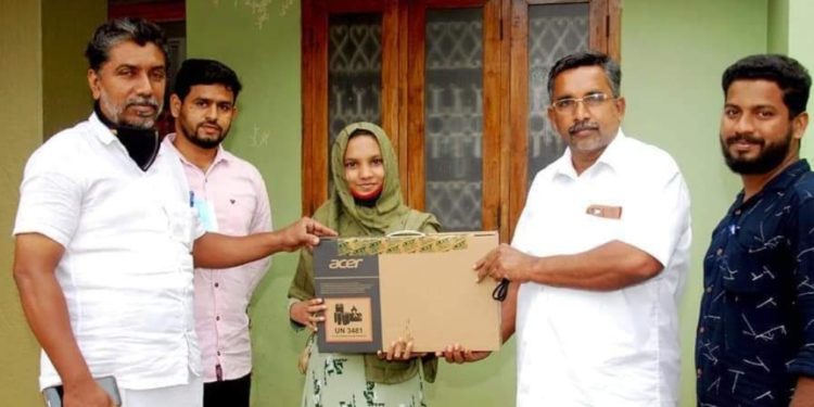 നീറ്റ് പരീക്ഷ വിജയിക്ക് ലാപ്ടോപ്പ് നൽകി