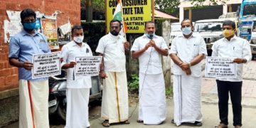 ജി എസ് ടി വകുപ്പ് നീതി പുലർത്തണമെന്നാവശ്യപ്പെട്ട് വ്യാപാരി കോൺഗ്രസ്സ് ധർണ്ണ നടത്തി