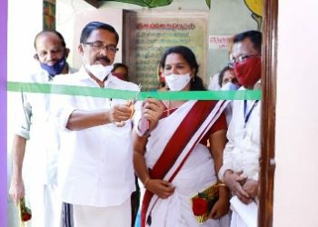 സ്‌കൂൾ കെട്ടിടം ഉദ്ഘാടനം വീടുകളിലിരുന്ന് കണ്ടു കുട്ടികളും രക്ഷിതാക്കളും നാട്ടുകാരും