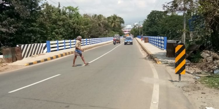 പുതിയ പാലത്തിന്റെ കൈയേരികളും നടപാതയും പണികഴിഞ്ഞു
