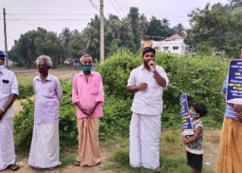 കുടുംബശ്രീ വായ്പാ തട്ടിപ്പ്:പാടത്ത് നിൽപ്പു സമരം നടത്തി