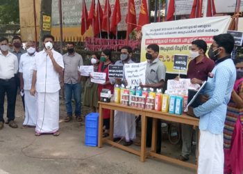 അധ്യാപകര്‍ വഴിയോര കച്ചവടം നടത്തി പ്രതിഷേധിച്ചു