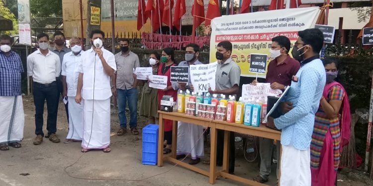 അധ്യാപകര്‍ വഴിയോര കച്ചവടം നടത്തി പ്രതിഷേധിച്ചു