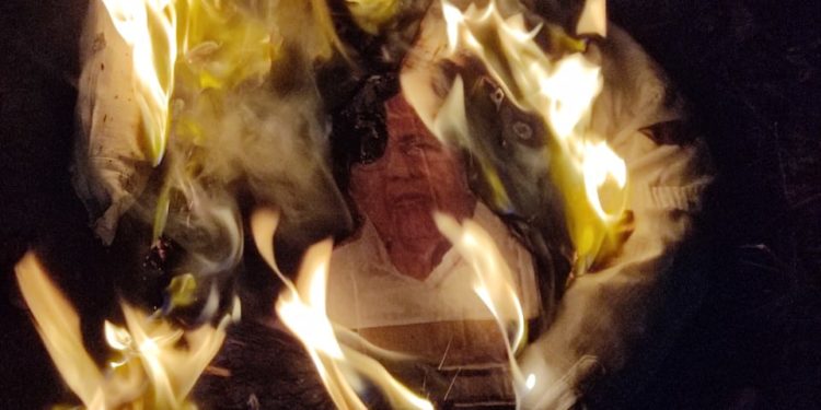 സവർണ സംവരണം: പുലാപ്പറ്റയിൽ ഫ്രറ്റേണിറ്റി മുഖ്യമന്ത്രിയുടെ കോലം കത്തിച്ചു