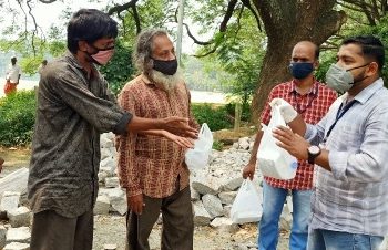 നബിദിനത്തിൽ ഭക്ഷണം വിതരണം ചെയ്ത് യുവസ്വരാജ് മാതൃകയായി
