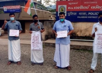 പോലീസ് സ്റ്റേഷന് മുന്നിൽ പ്രതിഷേധ സമരം സംഘടിപ്പിച്ചു