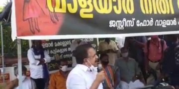 വാളയാര്‍ പീഡനം: പെണ്‍കുട്ടികളുടെ മാതാവ് സെക്രട്ടേറിയറ്റിനു മുമ്പില്‍ സമരം ചെയ്യുന്നു