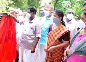 വെണ്ണക്കര- പരദേശികടവ് തടയണ നവീകരണോദ്ഘാടനം കെ. വി. വിജയദാസ് നിര്‍വഹിക്കുന്നു.