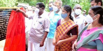 വെണ്ണക്കര- പരദേശികടവ് തടയണ നവീകരണോദ്ഘാടനം കെ. വി. വിജയദാസ് നിര്‍വഹിക്കുന്നു.