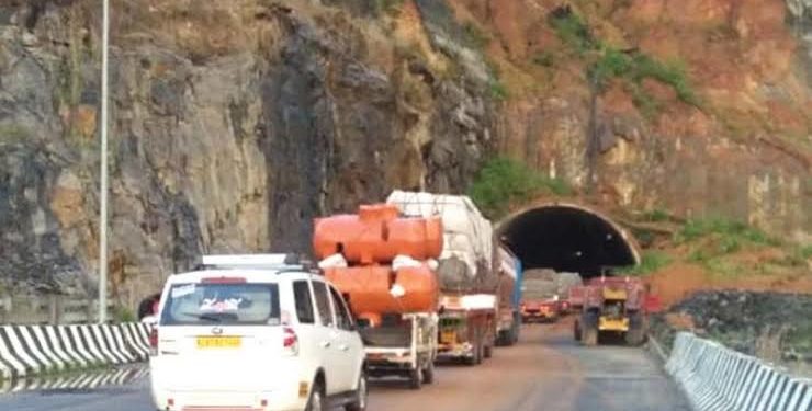 കുതിരാൻ തുരങ്കം താത്കാലികമായി തുറന്നു . ഗതാഗത തടസ്സത്തിന് അയവ്