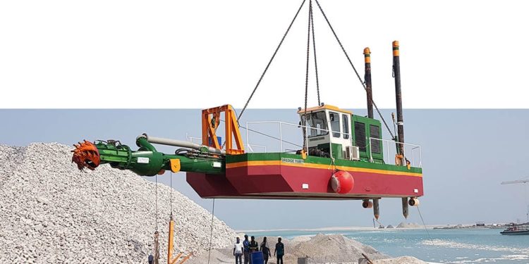 മംഗലം ഡാമിൽ ചെളിയും മണ്ണും നീക്കംചെയ്യുന്നു