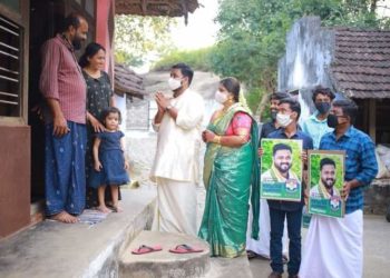 വിവാഹ ദിനത്തിൽ   വധുവിനൊപ്പം   വോട്ട്  അഭ്യർത്ഥി   ച്ച് സ്ഥാനാർത്ഥി