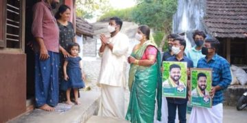 വിവാഹ ദിനത്തിൽ   വധുവിനൊപ്പം   വോട്ട്  അഭ്യർത്ഥി   ച്ച് സ്ഥാനാർത്ഥി