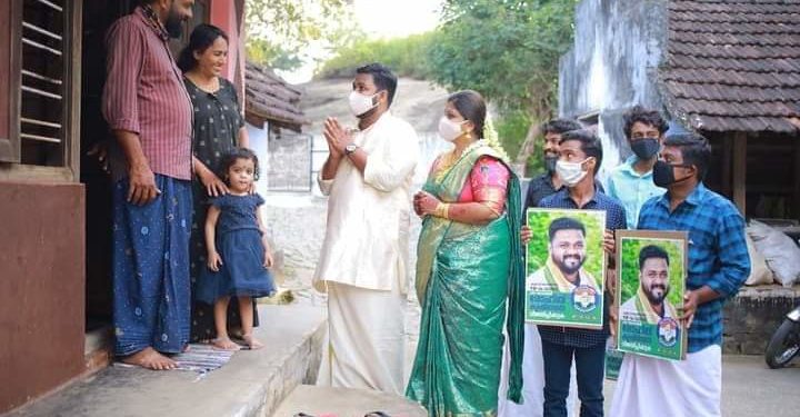 വിവാഹ ദിനത്തിൽ   വധുവിനൊപ്പം   വോട്ട്  അഭ്യർത്ഥി   ച്ച് സ്ഥാനാർത്ഥി