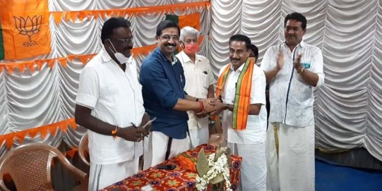 കോൺഗ്രസ്സിന്റെ ബ്ലോക്ക്  സെക്രട്ടറി ഇ. നടരാജൻ BJP യിൽ ചേർന്നു