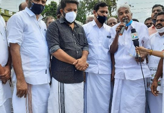 വാളയാർ : ഉമ്മൻചാണ്ടി സന്ദർശിച്ചു