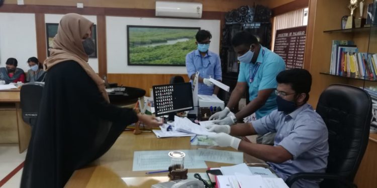 സഫൂറ മുഹമ്മദാലി ചളവറ ഡിവിഷനിലേക്ക്   പത്രിക നൽകി