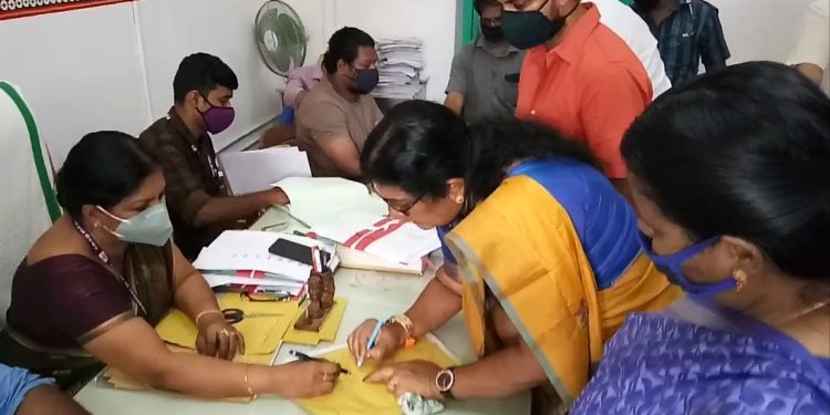 നാമനിര്‍ദ്ദേശ പത്രിക നല്‍കുന്ന അവസാന ദിവസം വന്‍ തിരക്ക്