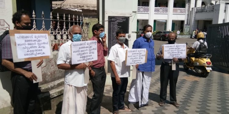 മഞ്ഞക്കുളം ബസ് -ലോറി സ്റ്റാന്റ് ഇല്ലാതാക്കിയവരെ പാഠം പഠിപ്പിക്കണം