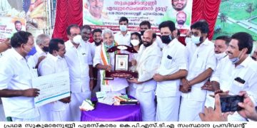 സുകുമാരനുണ്ണി പുരസ്കാരം നൽകി