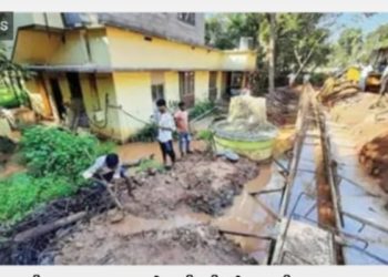 കാഞ്ഞിരപ്പുഴ  റോഡ് നിർമാണത്തിനിടെ : പൈപ്പ് പൊട്ടി വീടുകളിലേക്ക് വെള്ളംകയറി ﻿