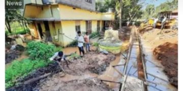 കാഞ്ഞിരപ്പുഴ  റോഡ് നിർമാണത്തിനിടെ : പൈപ്പ് പൊട്ടി വീടുകളിലേക്ക് വെള്ളംകയറി ﻿