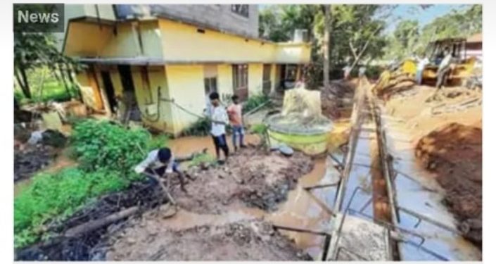 കാഞ്ഞിരപ്പുഴ  റോഡ് നിർമാണത്തിനിടെ : പൈപ്പ് പൊട്ടി വീടുകളിലേക്ക് വെള്ളംകയറി ﻿