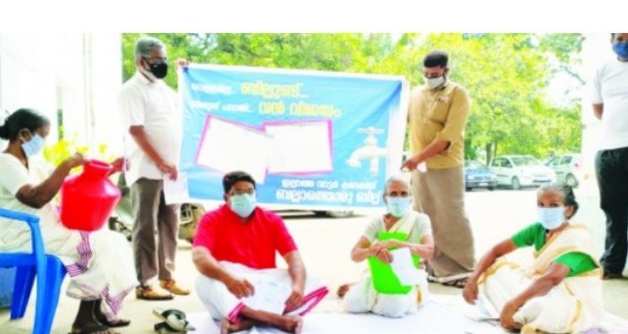 വെള്ളം ഇല്ല : നഗരസഭയ്ക്കുമുന്നിൽ കുത്തിയിരുന്ന് പ്രതിഷേധം